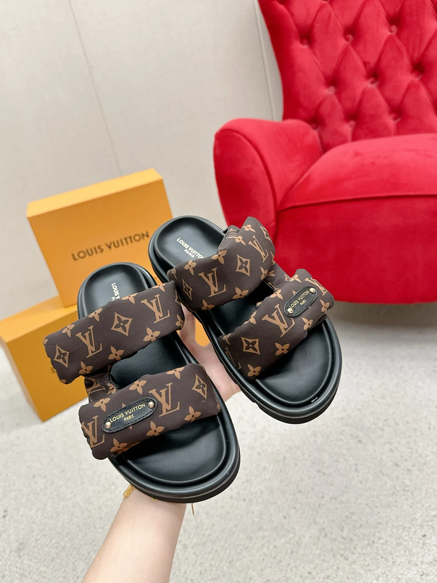 P340 yuan LV Louis Vuitton Full of high-end feel! A popular model among bloggers at home and abroad, it’s retro and fashionable, and looks stunning on your feet! Mainly recommended model on the official website★ ━━━━━ ЅᏇєєt ━━━━━ ▪️Upper: original calfskin ➕5D printing process ▪️Inner: imported mixed sheepskin ▪️Outsole: original molded foam outsole ▪️Size: Female 35-40 Men's 39-44 (women's 41 men's 45)